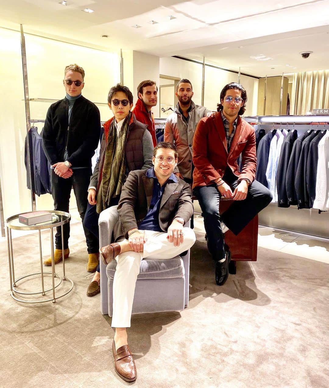 バーニーズ・ニューヨークのインスタグラム：「Our VP of Men’s @johntotolis has expert styling tips for that autumnal sweet spot when the weather’s hovering in the mid 50s. He tapped his handsome team to showcase this season’s must-have, transitional pieces, and it’s all on IG Stories for your viewing (and shopping) pleasure.」