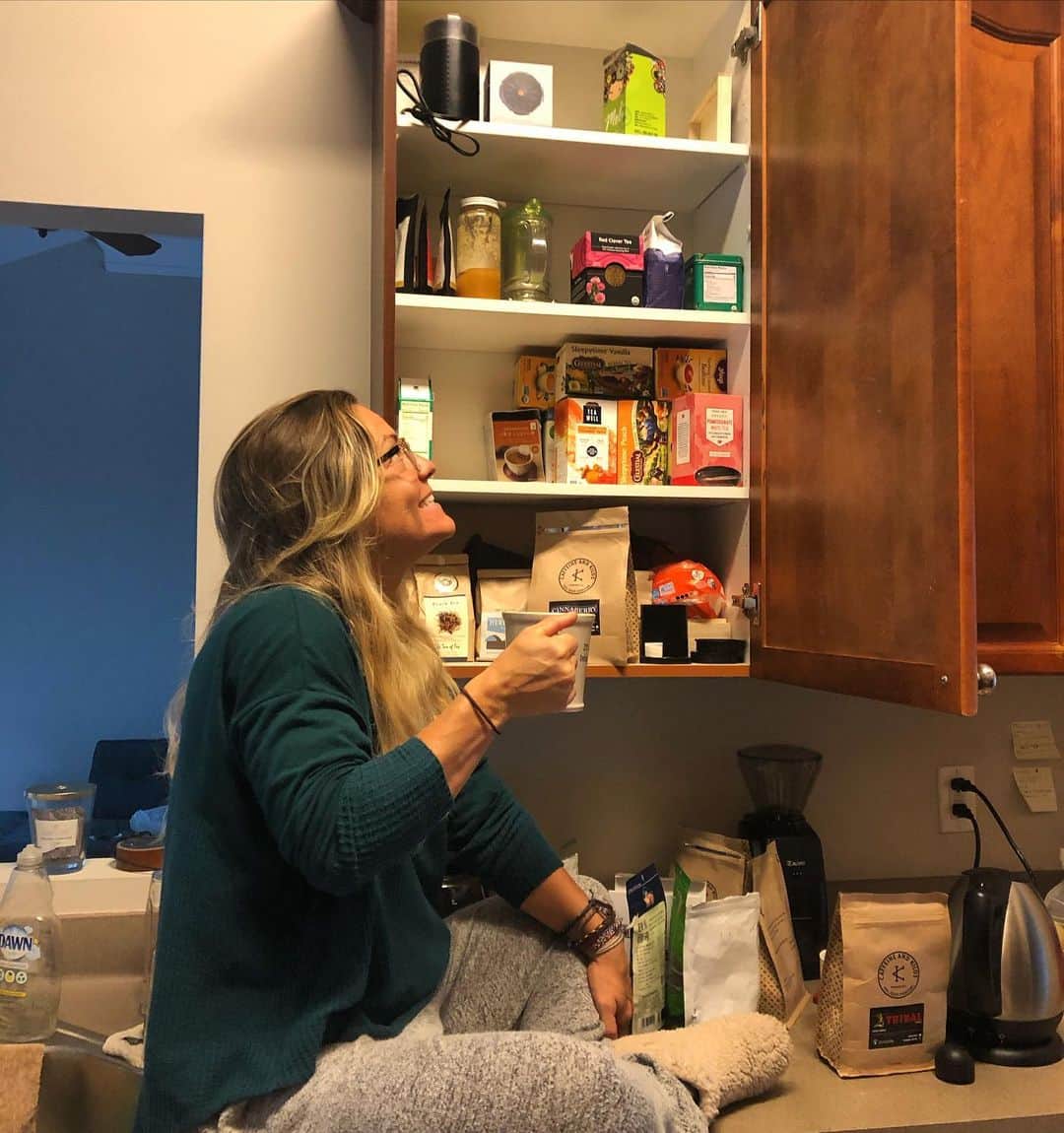 モーガン・キングのインスタグラム：「May your coffee be strong and your Monday short.」
