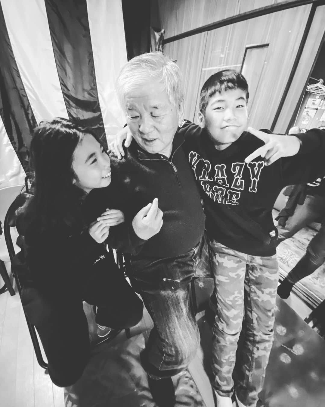 佐々木明さんのインスタグラム写真 - (佐々木明Instagram)「お婆ちゃんの息子。 俺のお父さん。お爺ちゃんを元気付ける孫。お父さんの大きさはお父さんになって知りますよね。 お婆ちゃんお父さんを産んでくれてありがとう😊 おかげで俺も生まれて子供達も生まれて。代々って素敵。 Thank you so much grandmother 👵 Tama Chan❤️」10月29日 0時52分 - akiraexploring