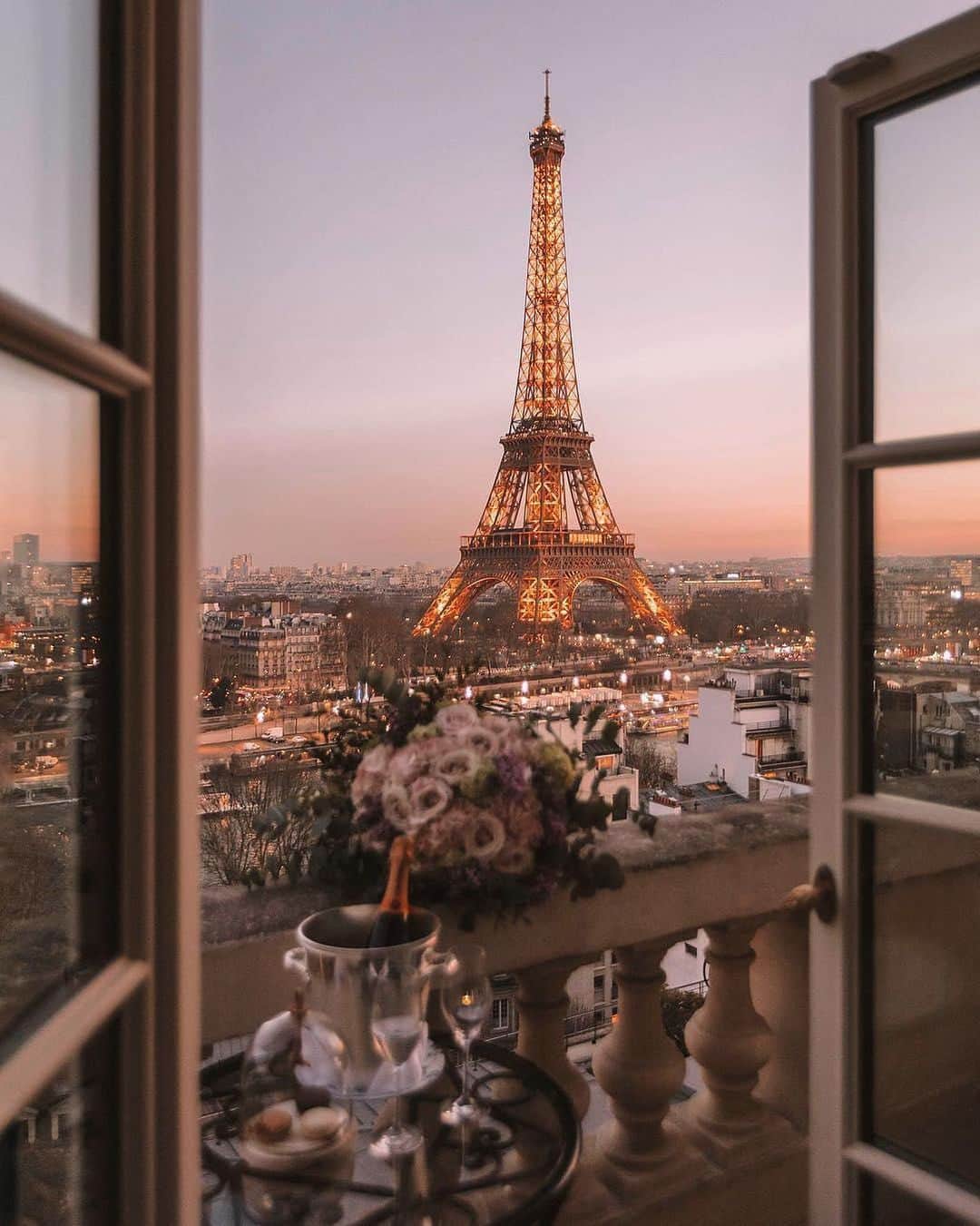 BEAUTIFUL HOTELSさんのインスタグラム写真 - (BEAUTIFUL HOTELSInstagram)「With a view like this we might never leave 😍✨ Dreaming about Paris and the lights of the Eiffel Tower! Who would you want to bring here? (📸: @katie.one 📍: Shangri-La Hotel, Paris @shangrilaparis)」10月29日 1時01分 - beautifulhotels