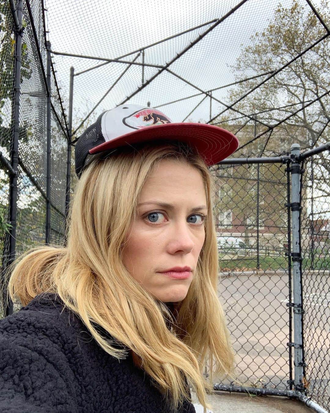 クレア・コフィーのインスタグラム：「#tinyhatperson #playgroundswag #andswag」