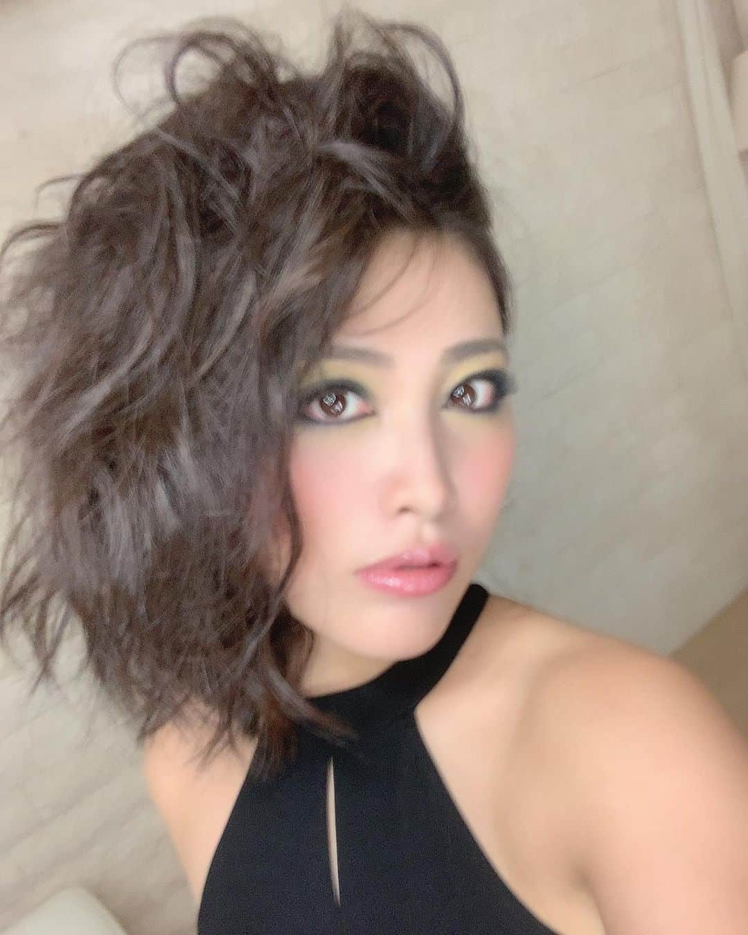 春原未来さんのインスタグラム写真 - (春原未来Instagram)「今日は #秘密 の #撮影 でした。 こんな #ヘアアレンジ も #メイク も初めてで #楽しかった です😊#念願の #ダブルライン  あえての #手ブレ #ピンぼけ ← . 昨日の #撮影会 #ありがとうございました ！ #差し入れ ですごく久しぶりに #鳥久 の #唐揚げ弁当 食べたけど，本当に#美味しかった 😋💓 #羽二重団子 も大好き❤️ #数量限定　の#銀座アスター #松茸　#チャーハン #ごちそうさまでした ☺︎︎✨ . #vogue #hairstyles #makeup #作品撮り #食べるの好きな人と繋がりたい #春原未来 #和菓子好き」10月29日 1時11分 - sunohara_miki