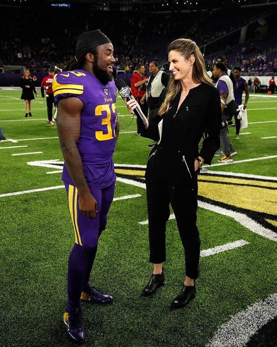 エリン・アンドリューズのインスタグラム：「Week 8 @tapiaphoto @vikings @dalvincook @vtrilling @jilliangregory 💜💜 #vikings #skol #flightsuit #onsie」