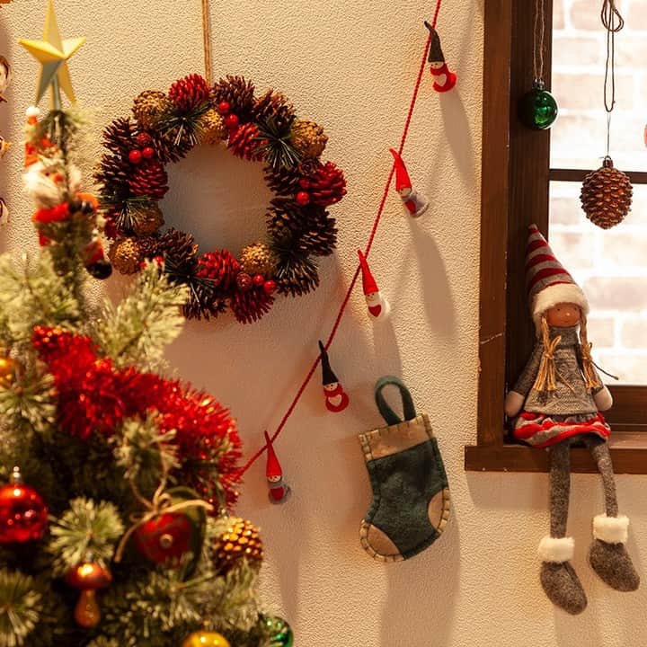 カインズさんのインスタグラム写真 - (カインズInstagram)「【ナチュラルクリスマス vol.1】 朝晩の冷たい空気に冬を感じ始めたら、クリスマスの飾り付けをそろそろ始めてみませんか？ レッドとグリーンのクリスマスカラーで彩れば、お部屋はクラシックなナチュラルクリスマスに。ツリーを飾るのも素敵ですが、スペースがなくても楽しめるウォールデコレーションもおすすめ♪オーナメントやモールを壁に飾ったり、窓辺も人形たちをひと休みさせるのには、ちょうど良いスペースですね。 クリスマスを待ちきれない人形たちがはしごにぶら下がったり、ベンチで足をぶらぶらさせたり…、にぎやかなクリスマスを演出しましょう♪ . リアルクリスマスツリー(グリーン) 120cm 価格 4,980円(税込) . オーナメントセット ツリー用レッド・グリーン 90cm/120cm/150cm 価格 598～1,280円(税込) . モール レッド/ゴールド/シルバー 価格 198円(税込) . その他の商品はこちら https://www.cainz.com/jp/contents/christmas/ . ※一部店舗によりお取り扱いがない場合がございます。ご了承ください。 ※シーズン品により、なくなり次第終了となります。 . #クリスマス #ナチュラル #飾り付け #定番 #クリスマスツリー #壁 #オーナメント #人形 #christmas #natural #decoration #classic #christmastree #wall #ornament #doll #クリスマスデコレーション #クリスマス雑貨 #クリスマス準備 #おうちクリスマス #cainz #cainzhome #カインズ #カインズホーム #くらしにららら」10月29日 12時29分 - cainz_official