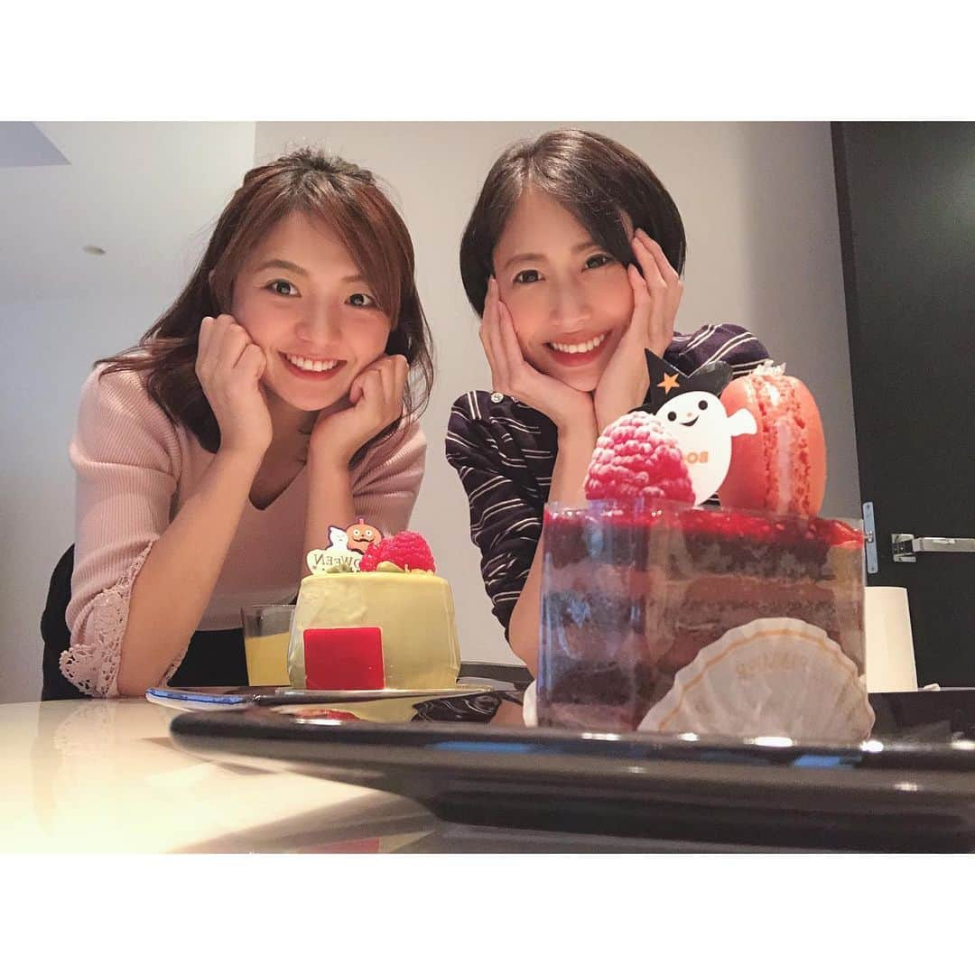 中西希のインスタグラム：「ミキティ(@miki.sakurai0214 )の﻿ 第二子誕生のお祝いに🏡﻿ ﻿ お祝いは﻿手づくり料理、 中でも麻婆豆腐のご要望だったので、﻿ 僭越ながら現在研究中の麻婆豆腐を﻿ 作らせてもらいました🐶🍳 ﻿ ﻿ 生まれて1カ月のフワフワな赤ちゃん😍﻿ 幸せな気持ちになるな〜﻿ ﻿ #赤ちゃん #麻婆豆腐 #ハロウィンケーキ #タイマー撮影でピースから急にポーズを変えたらドラえもんの手になってた」