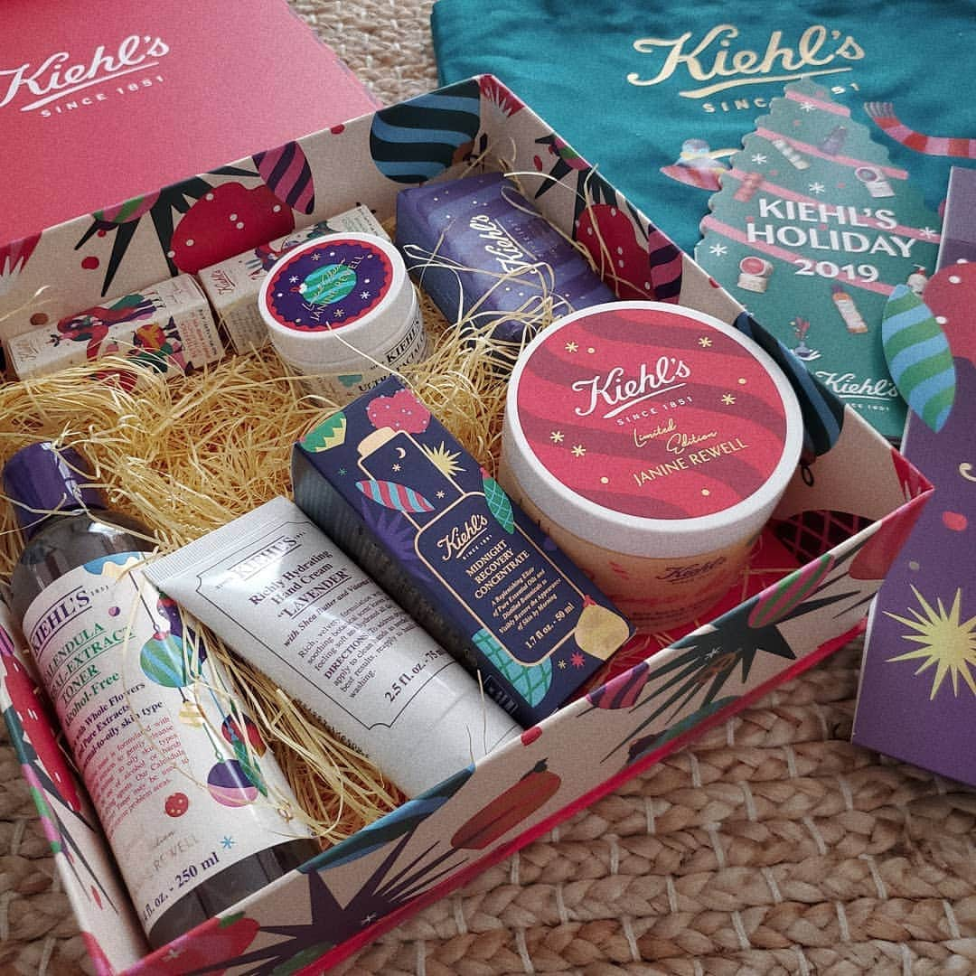 neokazumiさんのインスタグラム写真 - (neokazumiInstagram)「﻿ クタクタでお家に帰ってきたら﻿ ﻿ Kiehl'sさんから﻿ ﻿ クリスマスコレクションの﻿ セットが、、💓﻿ ﻿ 可愛いすぎて疲れがぶっ飛んで﻿ テンション上がった！🥰﻿ ﻿ いつも使ってる﻿ トナーやクリームも﻿ クリスマス限定パッケージに✨﻿ プレゼントにも凄くいいと思う  もうすぐ発売になるので﻿ ぜひチェック！！してみて欲しいです﻿ ⁣⁣⁣﻿ @kiehlsjp ⁣⁣⁣﻿ ⁣⁣⁣⁣#キールズホリデイ2019⁣⁣⁣⁣﻿ ⁣⁣⁣⁣#キールズスキンケア⁣⁣⁣⁣」10月29日 12時33分 - neokazumi