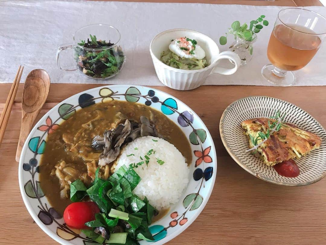 若井久美子さんのインスタグラム写真 - (若井久美子Instagram)「ミト先生　@mito_murmures  お料理教室🍽 今月はキノコカレーとさつまいものガレット、ひじきのサラダなどを作りました🍛月に一度のみんなとのわいわい楽しくて美味しい時間✨ メインのキノコカレーは信じられないくらいコクがあってスパイシーで私好みでした💓 家でも早く作りたい!! #ミトキッチン #お料理教室 #カレー #ミュールミル」10月29日 11時07分 - wakai_kumiko