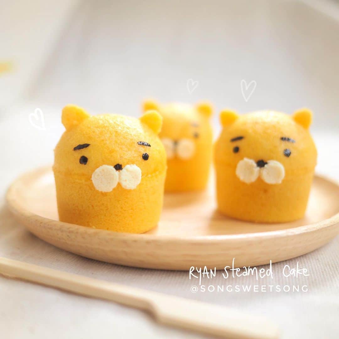 のインスタグラム：「♡ 2019.10.29 ♡ 노오븐 라이언 찜 케이크〜 Ryan Steamed Cake💕 เค้กนึ่งไรอัน🦁เวอร์ชั่นยืนงง 555 . . . . . ． ． #お家カフェ #お菓子 #steamedcake #蒸しパン #라이언 #cutefood  #kakao #homemade #homemade #インスタフード #インスタ映え #インスタ  #おやつ  #맛스타그램 #찜케이크 #songsweetsong_steamedcake」