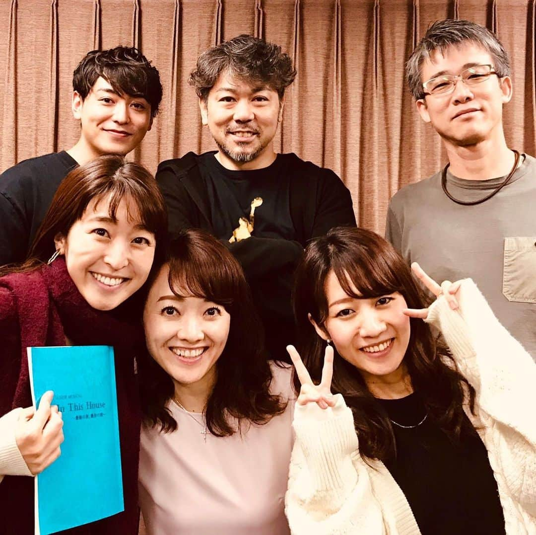 川原一馬さんのインスタグラム写真 - (川原一馬Instagram)「IN THIS HOUSE 稽古が始動しています。 演出の板垣さんも揃いここからです。 初日からまるで本番のような熱量を味わい、仕上がっている方達との本読みでした笑 ブラッシュアップを図る先輩方と早く板状でのやり取りができるように頭を活動させたいと思います。 僕以外は再演組なので早く足並みを揃えられるよう頑張ります！！ #岸祐二 #入絵加奈子 #綿引さやか #川原一馬 #板垣恭一 #桑原まこ」10月29日 11時09分 - kazuma_kawahara