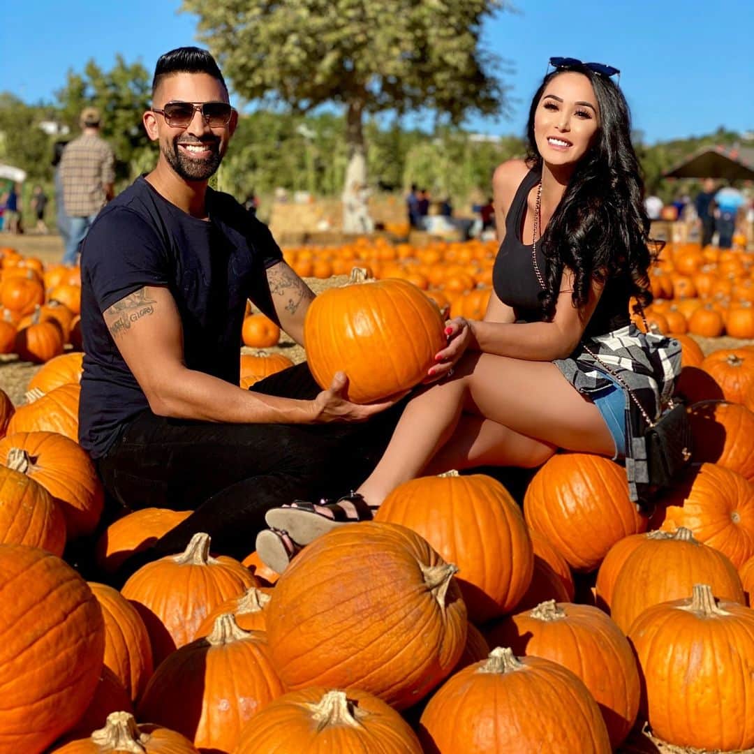 laurag_143のインスタグラム：「Giving them Pumpkin to talk about 🎃🤣 - What’s everyone dressing up as for #halloween?! Comment below 👻🤡👹😺」