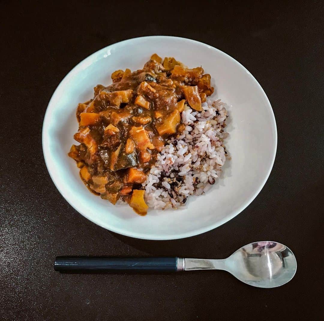 のインスタグラム：「🍛😋 ⠀ 野菜不足脱却のため… 今回は野菜たっぷりのささみカレー ⠀ レンコン ニンジン エリンギ ナス トマト ⠀ とささみ！ ⠀ ⠀ カレーって野菜なんでも合うんだね💭💭 ⠀ @royalqueen_japan の鍋をつかいはじめて 無水調理をいろいろ試してるんだけれど、 友達にトマトを具材にするといいといわれて やってみたら、バッチリ🍅💓 ⠀ ⠀ ⠀ #curryrice #カレーライス #カレー  #ロイヤルクイーン鍋 #大豆粉のカレー粉  #料理上手になりたい #ドキンの料理記録」