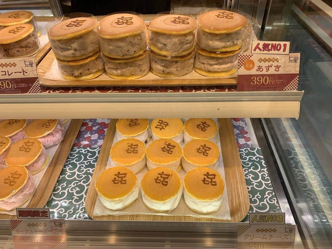 のインスタグラム：「#トゥエンティーフォーセブンサプライ 24/7SUPPLY . . 京都の新鋭和菓子職人が手掛ける新感覚の生どら焼き屋さん🤤 スタバ目当てだったけれどショーケースに並ぶどら焼きに一目惚れ…🥰 特製クリームがどれも甘過ぎず美味しかった💕しっとりした生地との相性も抜群😋❤️ . . . . . #ラシック #スタバ目当て #気づいたら #生どら焼き #yunnaログ #このあと成城石井でティラミスも買った❤️」