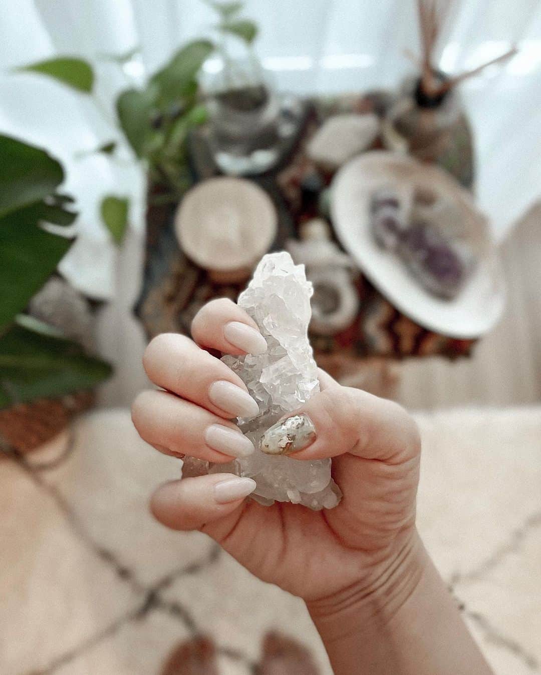 Manamiのインスタグラム：「New💅🏼 最近は "ぱっと見シンプル" ににどハマり💗 けど、1本しっかりアートしてたり よく見ると凝ってたり、ワンカラーはうる艶💕 みたいなのがいいの🥳 この親指も薄いのにすごい奥行きアートなの😍✨ 右手は @moonlit_emi 🌙 左手もちょー可愛いからまたpostする💗」