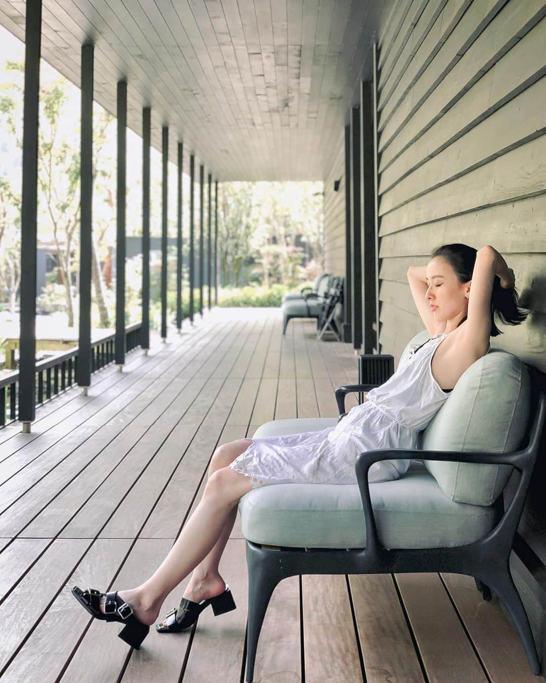 前田紀至子のインスタグラム：「プールを存分に満喫したら、そのまま露天風呂とサウナへ。 広々とした露天風呂、そして心地良いサウナと水風呂、外気浴を繰り返したら、お風呂上がりは廊下で美しい木々を眺めながらひと休み。 完璧な楽園での過ごし方。 ビーチドレスはハンロのお気に入りを今回も。 #星のやグーグァン#星のや#hoshinoresorts#hoshinoyaguguan#星野集團#虹夕諾雅谷關#前田紀至子世界の旅#hanro#ハンロ」