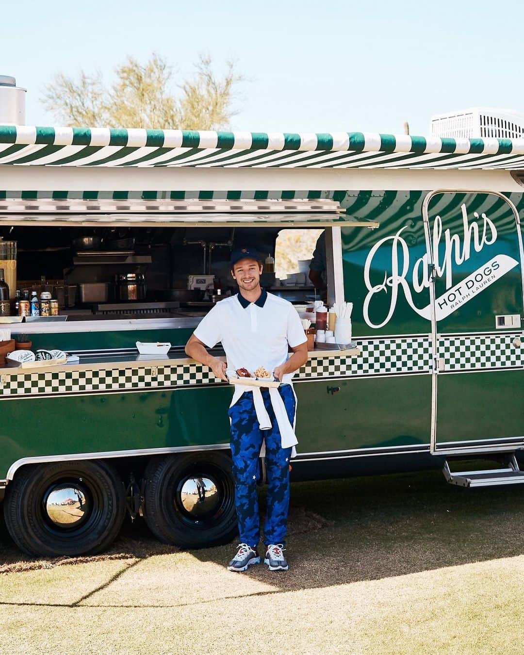Polo Ralph Laurenさんのインスタグラム写真 - (Polo Ralph LaurenInstagram)「A day of golf topped off with a bite from the Ralph’s Hotdogs Airstream.  RL Ambassador Doc Redman, actress #KathrynNewton, actor #PatrickSchwarzenegger, and guests compete at The Golf Club at Dove Mountain.  #PoloRalphLauren #PoloGolf #RLXGolf」10月29日 11時35分 - poloralphlauren