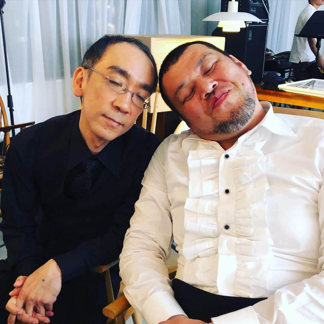 くっきー（川島邦裕）さんのインスタグラム写真 - (くっきー（川島邦裕）Instagram)「#ガッキーこと #新垣隆 #彼はいつも横にいる #待ち時間 #ゴハン #将棋してる時も #なんなら #タバコ吸わないのに #喫煙所ついてきてくれたり #穏やかで #時にユニークで #ピアノは繊細で #ジャブで死んじゃいそうなくらい細く #万年コーヒー飲みだから #きっと胃は激烈に荒れてて #声のボリュームはシロアリの足音くらいで #そんな彼と僕は #バンドをやっています #ジェニーハイ #よろぴこ❤︎」10月29日 11時36分 - nikuguso_taro