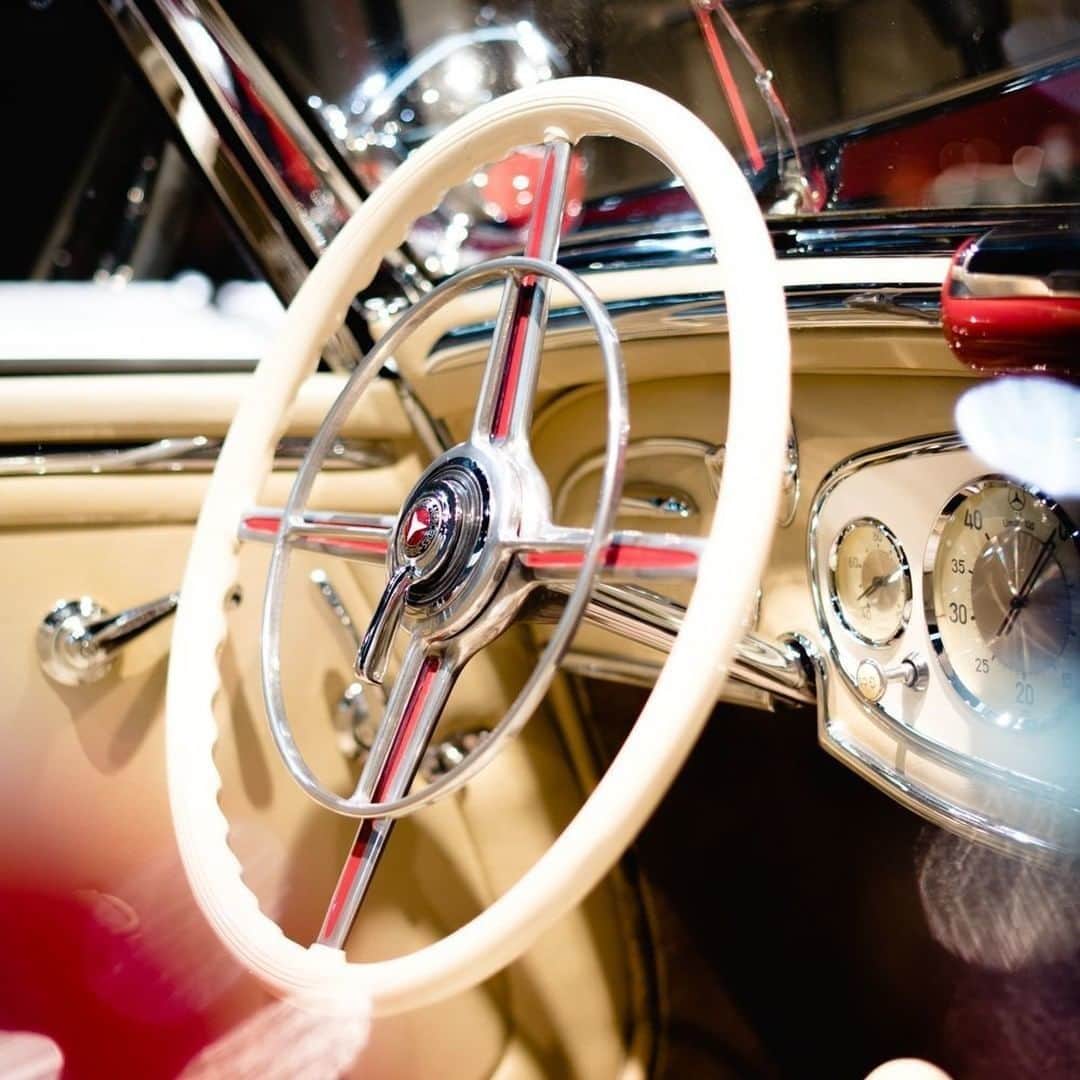メルセデス・ベンツさんのインスタグラム写真 - (メルセデス・ベンツInstagram)「Mercedes-Benz steering wheels. Once in the hands of people with style. Now shot by @benediktmaeckle in our museum via @mercedesbenzmuseum  #MBclassic #MBmuseum #MercedesBenz #mercedesbenzclassic #ClassicCar #Car #Carsofinstagram #InstaCar #DreamCar #MBCar #Classic #daimler #photography #goodtimes #backinthedays #performance #thebestornothing」10月29日 12時00分 - mercedesbenz