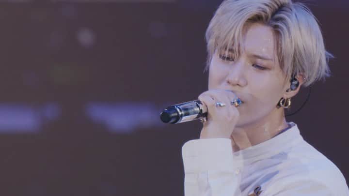 SHINeeのインスタグラム：「. 11/27発売 テミン LIVE Blu-ray&DVD「TAEMIN ARENA TOUR 2019 ～X™～」のライブ本編のダイジェスト映像③を公開！ バラード歌唱セクションで歌い上げる姿をコンパイルした映像！ ▼予約購入はこちらから https://umj.lnk.to/TAEMINXtm #TAEMIN #テミン #X_TM」