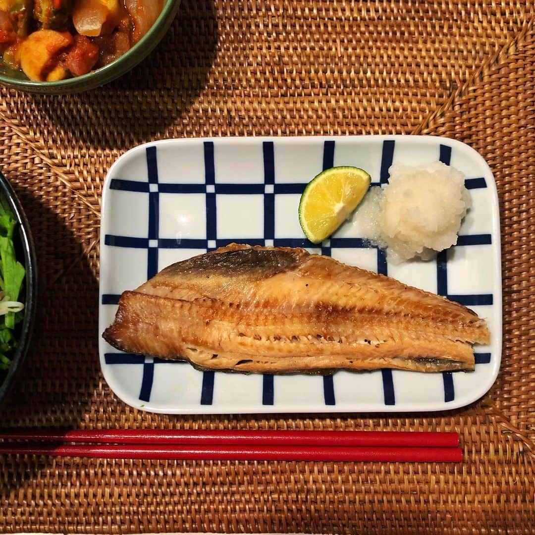 小鳥遊しほのインスタグラム：「朝から焼き魚と大根おろしとすだちを用意できたりすると心が綺麗になる気がする。こちら今日のほっけちゃんです。 . 最近はめっきり料理ばかりしている。ヘルシーでお酒にも合うものがすき。 . ①砂肝青椒肉絲は最高 ②海老の頭をトマトピューレに入れて出汁とるの最高 ③お気に入りのしらたきチャプチェ、海鮮バージョンも最高 . #cooking #fish #foodstagram #food #foodporn #料理 #焼き魚 #青椒肉絲 #チャプチェ #ダイエット料理 #ヘルシーメニュー #小鳥飯」