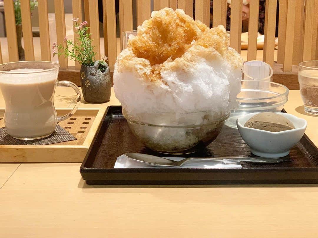 原田麻子さんのインスタグラム写真 - (原田麻子Instagram)「ほうじ茶氷あんみつ  いつものサイズ感で。 白玉と寒天を抜いてあとからおい蜜。 熱々のほうじ茶ミルク。  ここはセットドリンクが300円で20種類くらいのお茶から選べるのが嬉しい。  #かき氷#おやつ#かき氷🍧#shaveice」10月29日 12時15分 - achakoko
