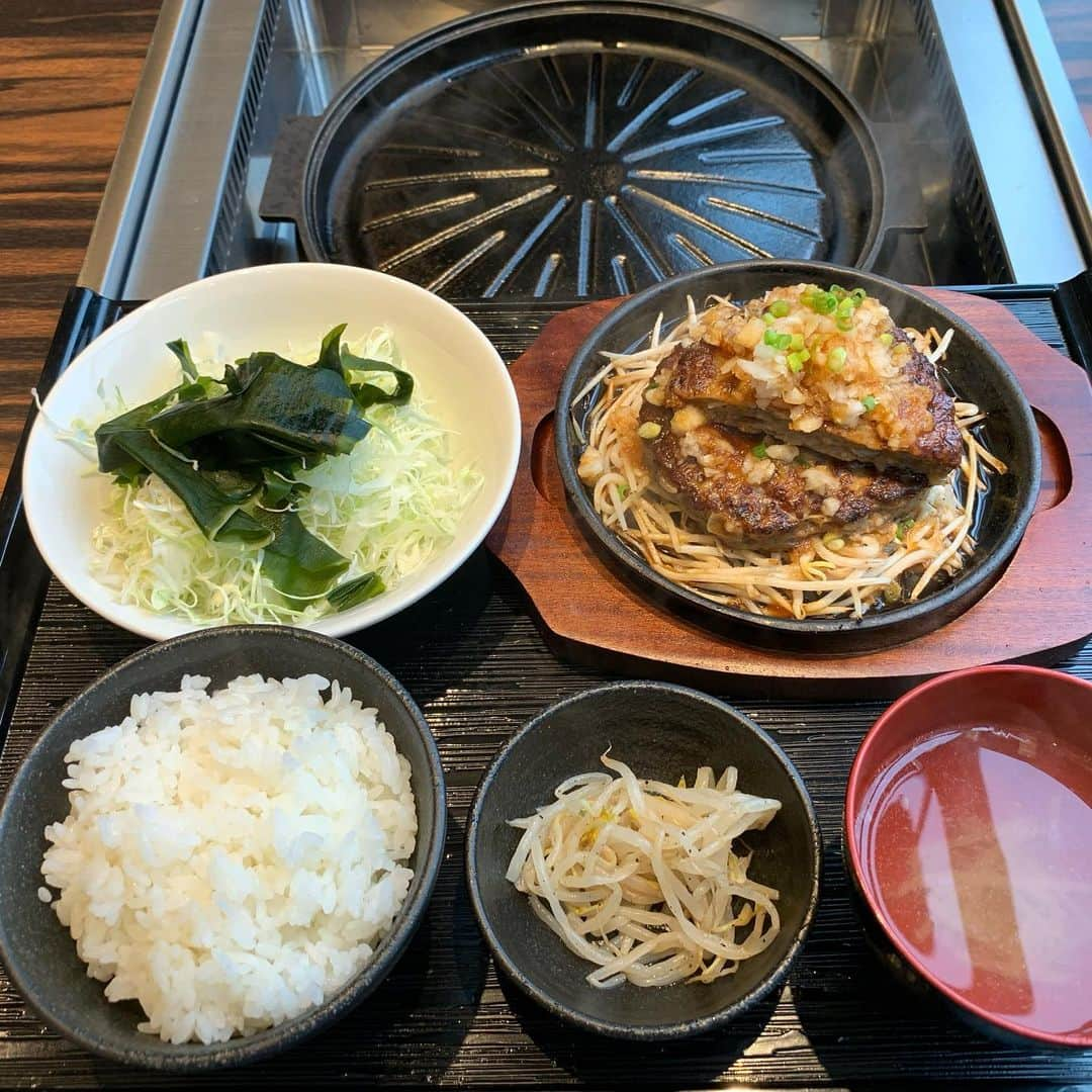 くろさんのインスタグラム写真 - (くろInstagram)「ラムハンバーグ定食B🍚800円 本日肉の日でお肉1.5倍！ ラムスープおかわり自由・フリードリンク付き☕️ #ラムハンバーグ定食 #本日肉の日 #肉の日 #特製ジンタレに鬼おろしがアクセント #熱々鉄板 #しずる感 #ハンバーグ定食 #定食にはご飯サラダ小鉢スープ #スープおかわり自由 #フリードリンク付き #ハンバーグランチ #ジンギスカン霧島 #ジンギスカン霧島新橋店 #新橋ランチ #イータス新橋 #イータス新橋5階」10月29日 12時15分 - m6bmw