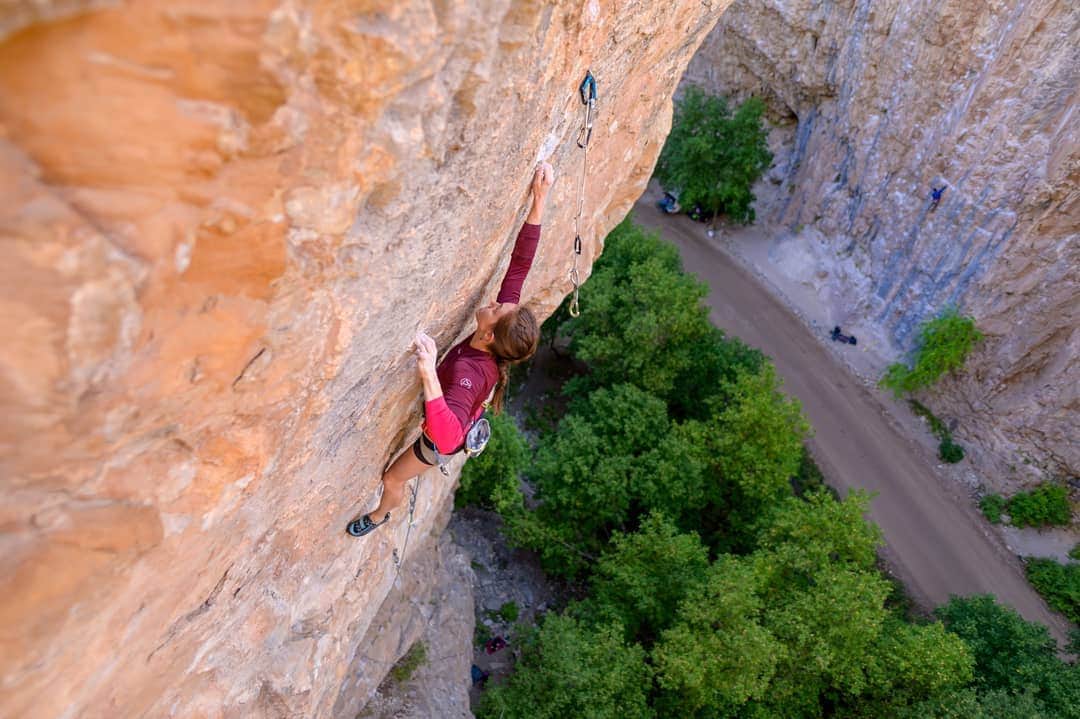ペイジー・クラッセンのインスタグラム：「Solid fall here in Colorado 🍂. Not a simple or easy one, but solid nonetheless. Can't wait to start sifting through all the footage 🎞 @arjandekock got of Shadowboxing 👤🥊 last month. What do you guys like to see in climbing films - in depth story telling or straight up climbing without the fluff?  Here's one of @arjandekock's 📸 of the redpoint crux on Shadowboxing (5.14d), which I thought I might fall on forever. But thanks to some magic wind, prayers, and positive thinking, I was able to fight through the first time I reached it from the ground.  Right now, we're off to Africa to say 👋 to the 🍇 and see friends and family 👨‍👩‍👧‍👦. @lasportivana @maximropes  #lasportivaEco #maximropes」