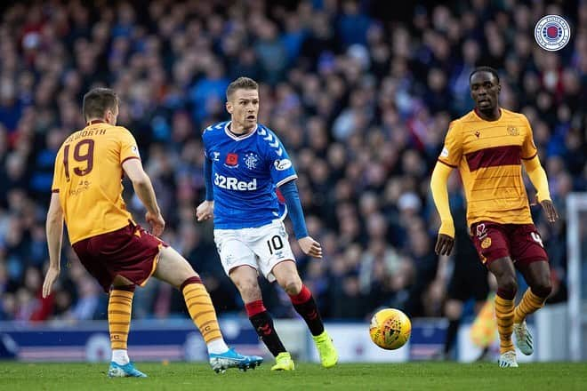 スティーヴン・デイヴィスさんのインスタグラム写真 - (スティーヴン・デイヴィスInstagram)「Tough game but an important 3 points, onto another vital week ⚽️ #lestweforget」10月29日 3時37分 - s_davis_8