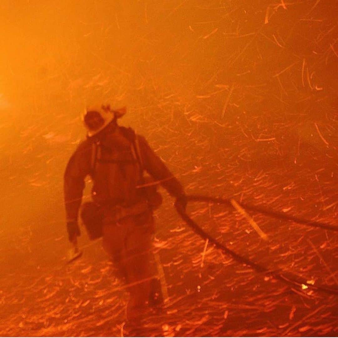 クリス・プラットのインスタグラム：「#gettyfire @lafdfoundation I personally will be going to supportlafd.org to make a donation. I urge you to do the same if you please. Again, so thankful to the men and women in uniform who risk it all, working around the clock to save our lives, homes and city. #GodBeWithYou」