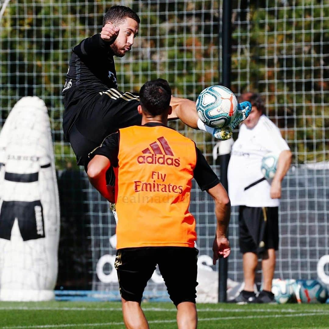 エデン・アザールさんのインスタグラム写真 - (エデン・アザールInstagram)「Flying in training today... 🚀 #HalaMadrid  En vol à l'entraînement aujourd'hui... 😉 #training」10月29日 3時41分 - hazardeden_10