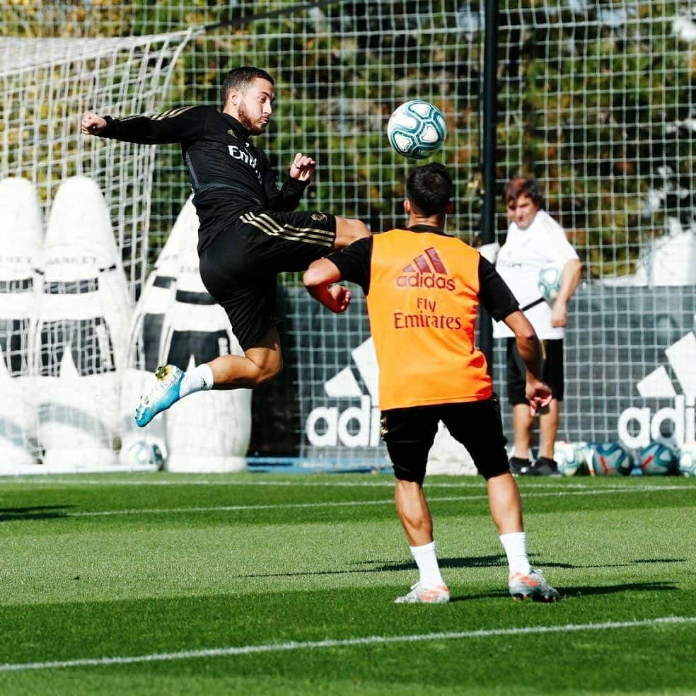 エデン・アザールのインスタグラム：「Flying in training today... 🚀 #HalaMadrid  En vol à l'entraînement aujourd'hui... 😉 #training」