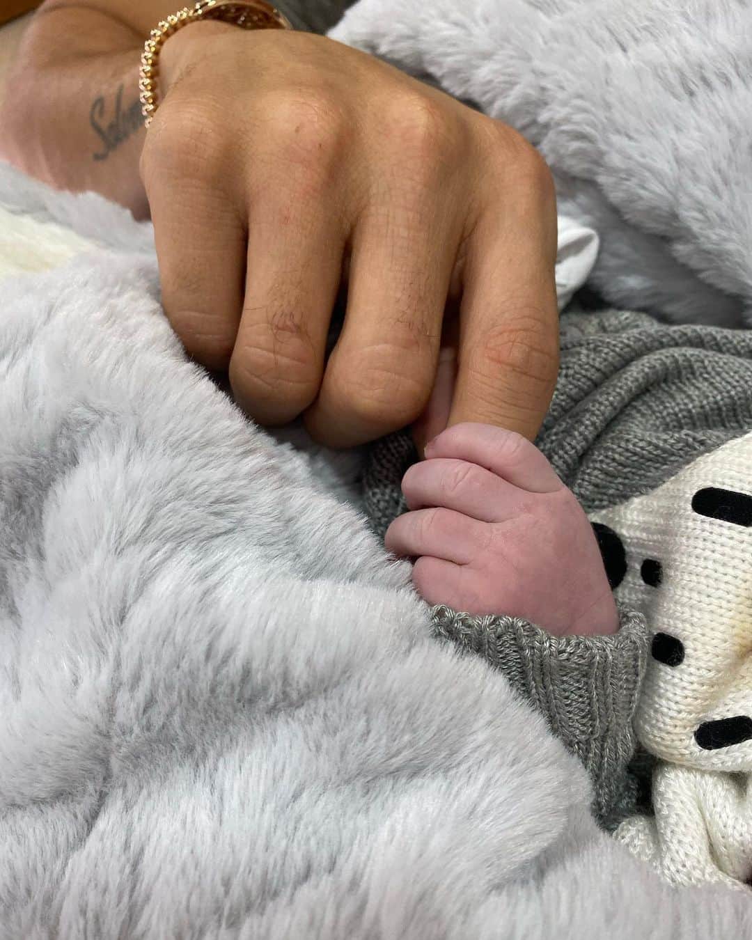 ハメス・ロドリゲスのインスタグラム：「Hola, quiero compartir con ustedes una inmensa alegría. Hoy Dios me permite ser padre nuevamente honrándonos con la llegada de Samuel a nuestra familia. Estamos felices en casa viviendo este maravilloso momento. De antemano a ustedes muchas gracias por su amabilidad, respeto y prudencia.」
