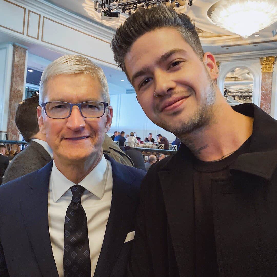 T・ミルズのインスタグラム：「I got the @apple logo tattooed in the palm of my hand at 18. Never would have thought buying my first MacBook, teaching myself GarageBand, & freestyling some songs in the closet of my bedroom would change my life the way it did. It took me around the world. It allowed me to quit working at Starbucks. It led me to meeting A LOT of you. So for me to now have my own show on @beats1official x @applemusic, and having the pleasure of getting to chat and eat dinner with Tim Cook on Friday still doesn’t feel real. Thank you Tim for continuing to innovate and provide an environment that truly cares about art and the people making it. Still fanning out...」