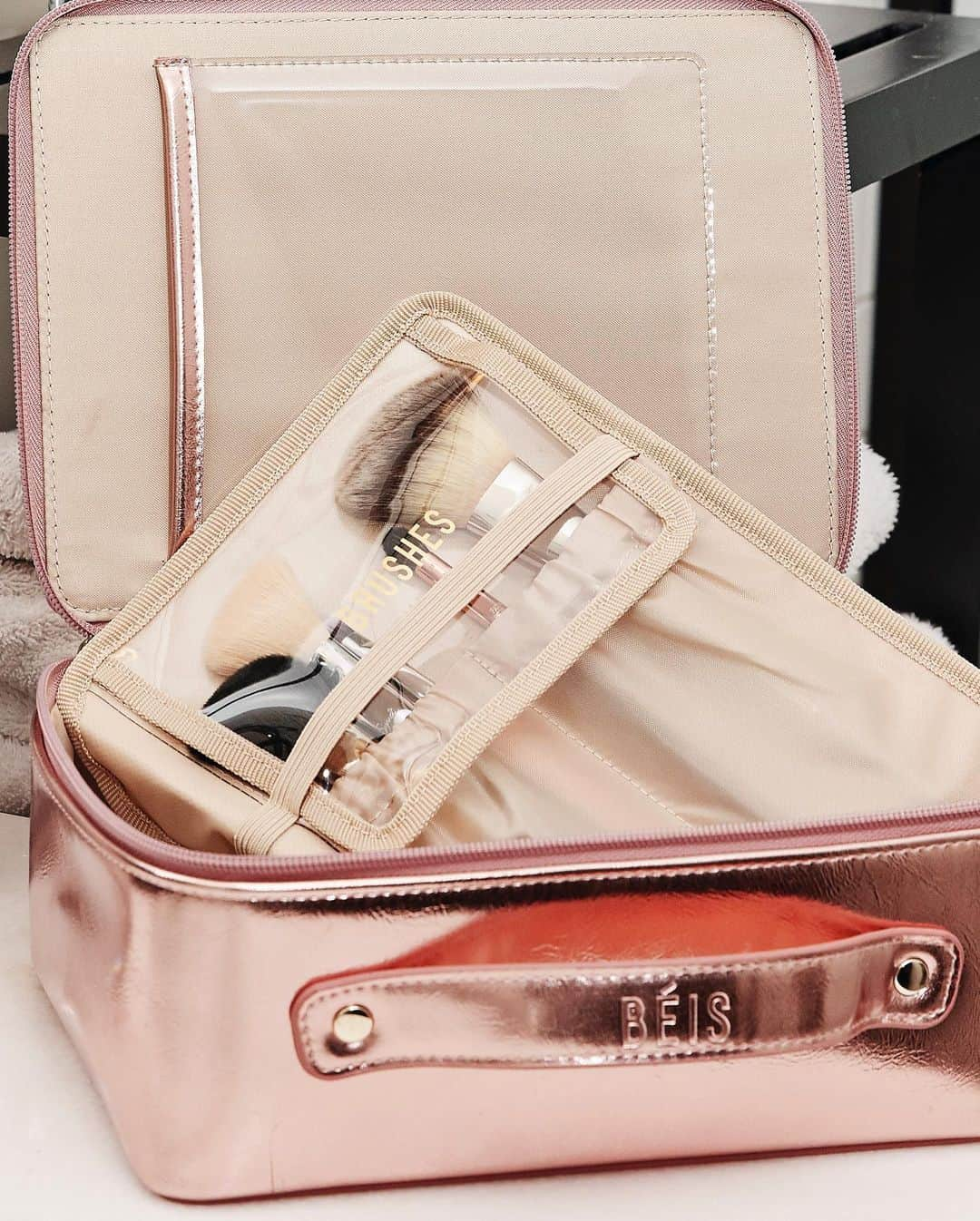 シェイ・ミッチェルさんのインスタグラム写真 - (シェイ・ミッチェルInstagram)「What’s pink and shiny and now available at @ultabeauty ? The new Beis pink metallic cosmetic case of course! ✨AND select @beis items!!! It’s the ULTAmate cosmetic case 🤣」10月29日 3時49分 - shaymitchell