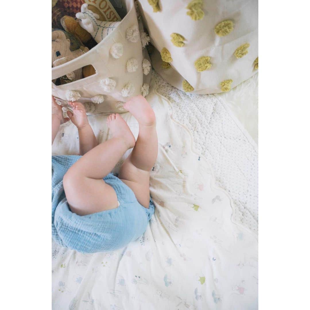 エリン フェザーストンのインスタグラム：「Nothing sweeter than baby feet! We are spending lots of time spreading out on the floor. Here are some of my favorite toy organizers from @pehr. My baby loves grabbing for the pom poms and the texture fits right in with the rest of our house.  And I love this @pehr bunny print baby blanket too. They nailed it on the textiles ❤️#thefetherednest」