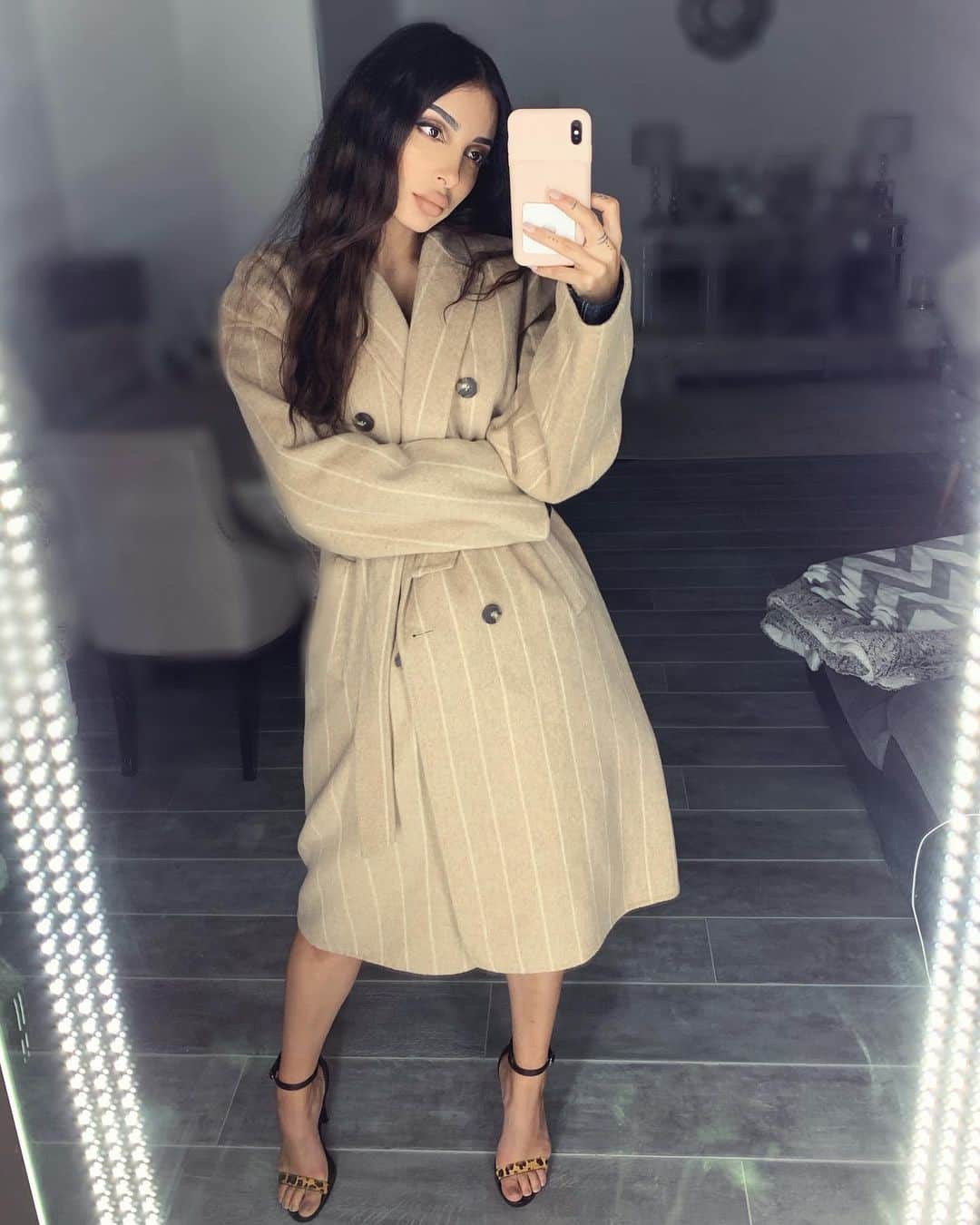 sananasのインスタグラム：「Hey 👋🏻😃J’adore ce manteau Zara ! Vous avez trouvé votre manteau pour cet hiver 🧥? J’aime trop les longs manteaux qui cachent tout en cas de « flemmance de m’habiller »😂 ! Bon aussi, je vous ai posté une vidéo challenge hier où je tire au sort mes fards à paupières vous l’avez vu ? Ahah ! Si vous avez d’autres défis à me lancer à vos claviers !!! 😘」