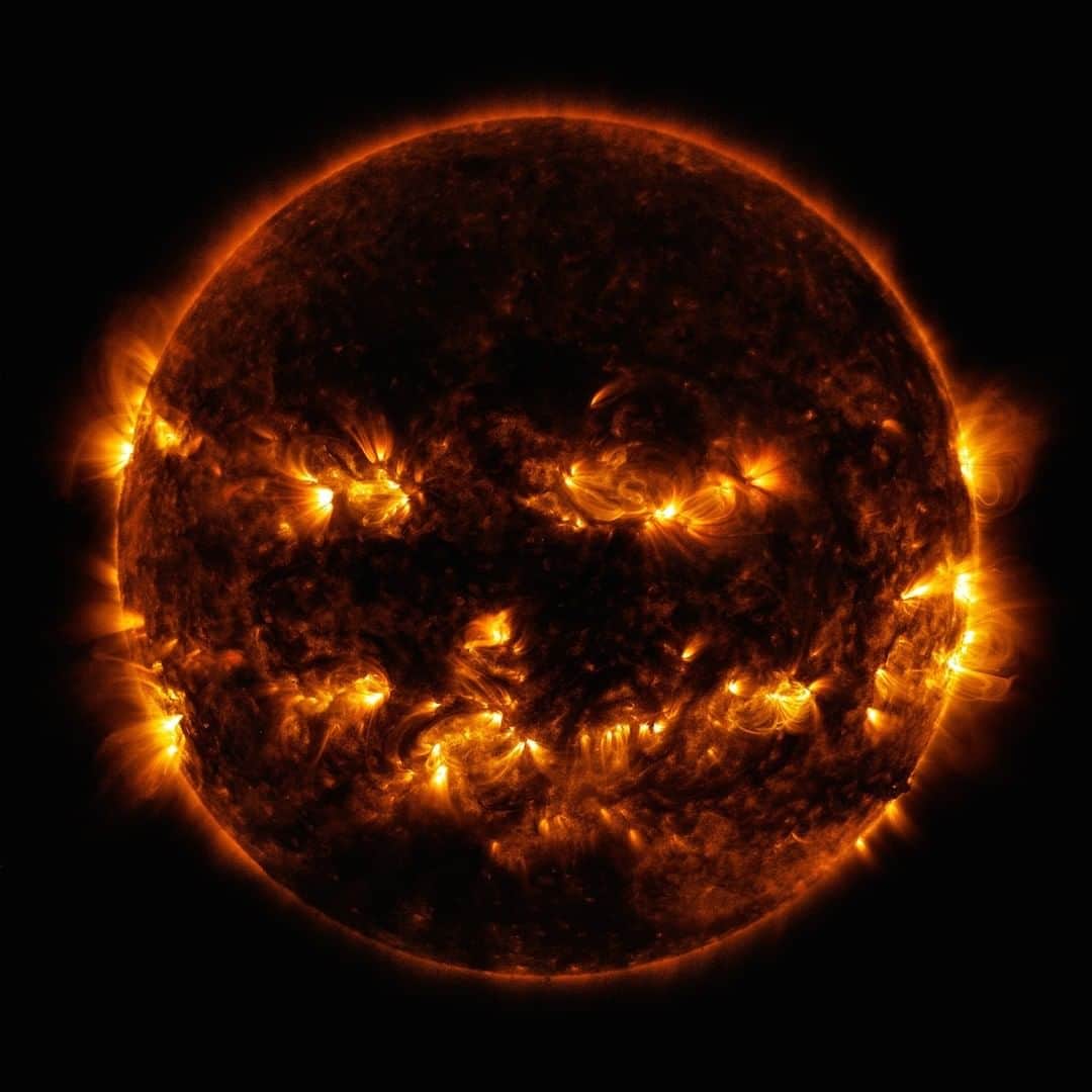 NASAさんのインスタグラム写真 - (NASAInstagram)「No, that’s not a fiery jack-o’-lantern 🔥🎃. It’s the Sun! ⁣ ⁣ Our Solar Dynamics Observatory captured this ultraviolet image in October 2014, showing active regions on our home star. The active regions in this image appear brighter because those are areas that emit more light and energy. They are markers of an intense and complex set of magnetic fields hovering in the sun’s atmosphere, the corona. ⁣ ⁣ Image Credit: NASA/SDO⁣ ⁣ #nasa #space #halloween19 #halloween #pumpkin」10月29日 4時04分 - nasa