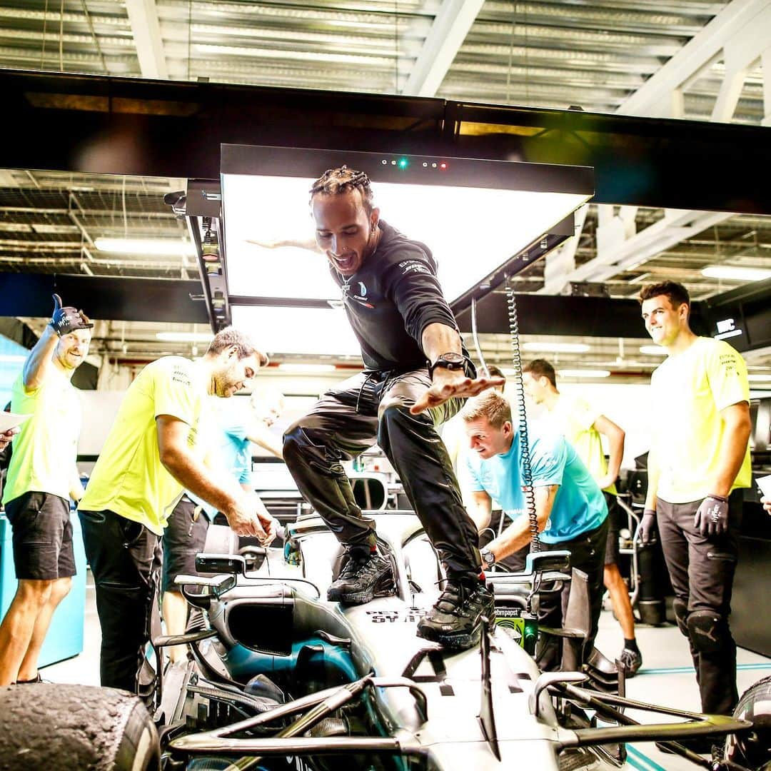 MERCEDES AMG PETRONASさんのインスタグラム写真 - (MERCEDES AMG PETRONASInstagram)「Just call him the Silver Surfer 😃🏄‍♂️ @lewishamilton • • #MercedesAMGF1 #MercedesAMG #F1 #PETRONASmotorsports #LH44 #MexicoGP」10月29日 4時18分 - mercedesamgf1