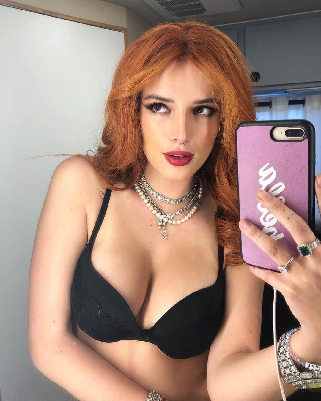 ベラ・ゾーンさんのインスタグラム写真 - (ベラ・ゾーンInstagram)「Black bra and a wig? Happy Halloween!! 😍Every girl on ur timeline 😂」10月29日 4時26分 - bellathorne