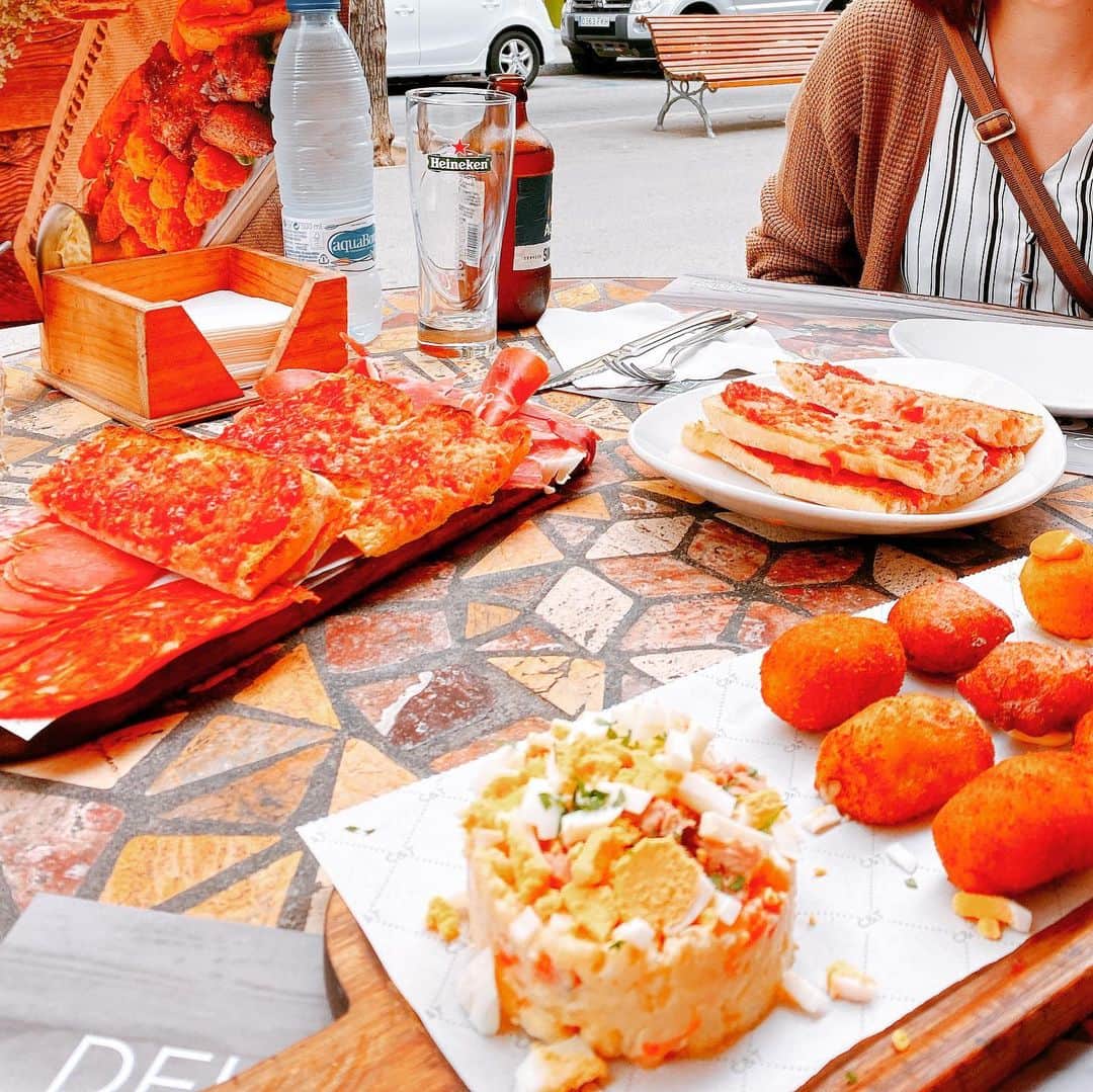 鈴木涼美さんのインスタグラム写真 - (鈴木涼美Instagram)「Pan con tomato. The first thing you should have in Barcelona! #barcelona #spain #discoverbarcelona #pancontomate」10月29日 4時20分 - suzumisuzuki