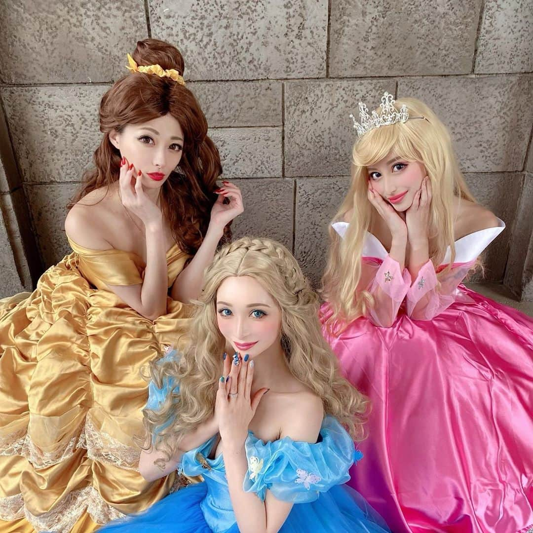 華沢友里奈さんのインスタグラム写真 - (華沢友里奈Instagram)「@saki_411  @hozunyam0818  でディズニーハロウィン 行ってきたよお(≧∀≦)❤️ 楽しみすぎて前日一睡もできなかった😂www  今年は私の大好きなカメラマンさんにも写真撮ってもらえたのでちょっとずつUPしていきたいと思います (≧∀≦)✨ しかしハロウィン終わったら今年ももうすぐ終わるって感じがして寂しい😭  #dハロ  #ディズニーランド #ハロウィン　#仮装 #ベル　#シンデレラ　#オーロラ #follome」10月29日 4時22分 - hanazawayurina