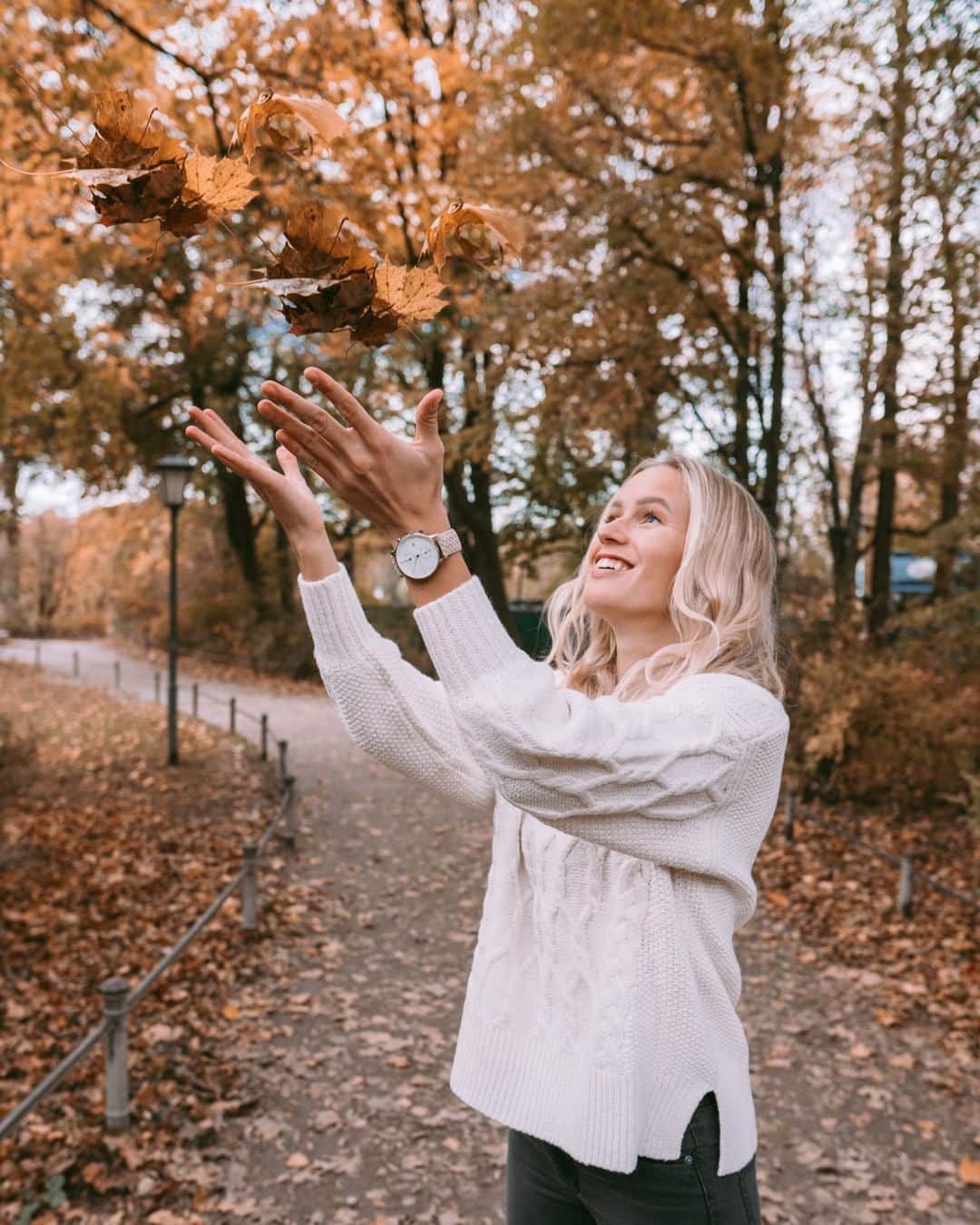 Kapten & Sonさんのインスタグラム写真 - (Kapten & SonInstagram)「'I can smell autumn dancing in the breeze!' 🍁 @joliejanine wears our beautiful Chrono Silver "Sand Woven Leather"! 💫 #bekapten #kaptenandson⁠ .⁠ .⁠ .⁠ #autumn #autumnvibes #fall #falltime #autumnleaves #beautifulcolors #watches #watchesofinstagram #ootdfash #ootdinspo #outfitinspo」10月29日 4時35分 - kaptenandson