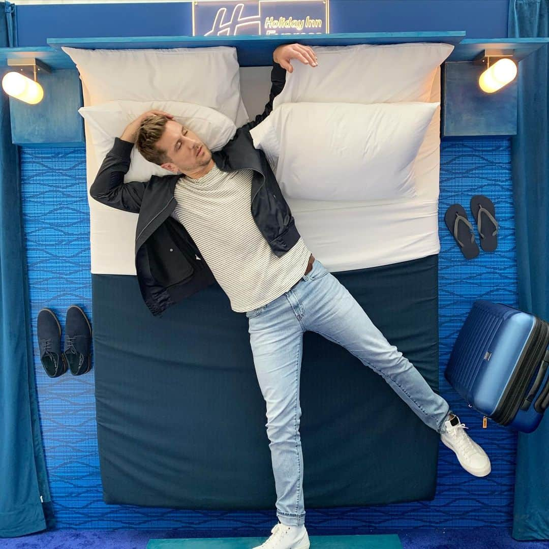 ジョーダン・ロジャースさんのインスタグラム写真 - (ジョーダン・ロジャースInstagram)「#1: how JoJo thinks I sleep vs #2: how I actually do...(she hogs the bed) Which # are you? 👉🏼 I’m at the Oculus today celebrating moments of connection with @holidayinn & @holidayinnexpress for the #BeThereIRL event. Come on down to hang with me and share your travel memories at the Memory Booths. #anIHGhotel #ad」10月29日 4時31分 - jrodgers11