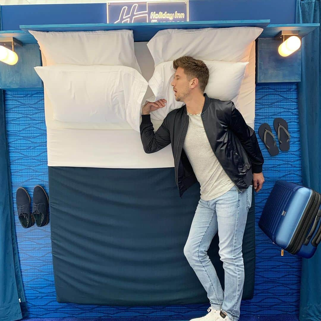 ジョーダン・ロジャースさんのインスタグラム写真 - (ジョーダン・ロジャースInstagram)「#1: how JoJo thinks I sleep vs #2: how I actually do...(she hogs the bed) Which # are you? 👉🏼 I’m at the Oculus today celebrating moments of connection with @holidayinn & @holidayinnexpress for the #BeThereIRL event. Come on down to hang with me and share your travel memories at the Memory Booths. #anIHGhotel #ad」10月29日 4時31分 - jrodgers11