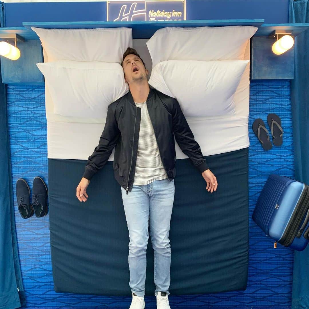 ジョーダン・ロジャースさんのインスタグラム写真 - (ジョーダン・ロジャースInstagram)「#1: how JoJo thinks I sleep vs #2: how I actually do...(she hogs the bed) Which # are you? 👉🏼 I’m at the Oculus today celebrating moments of connection with @holidayinn & @holidayinnexpress for the #BeThereIRL event. Come on down to hang with me and share your travel memories at the Memory Booths. #anIHGhotel #ad」10月29日 4時31分 - jrodgers11