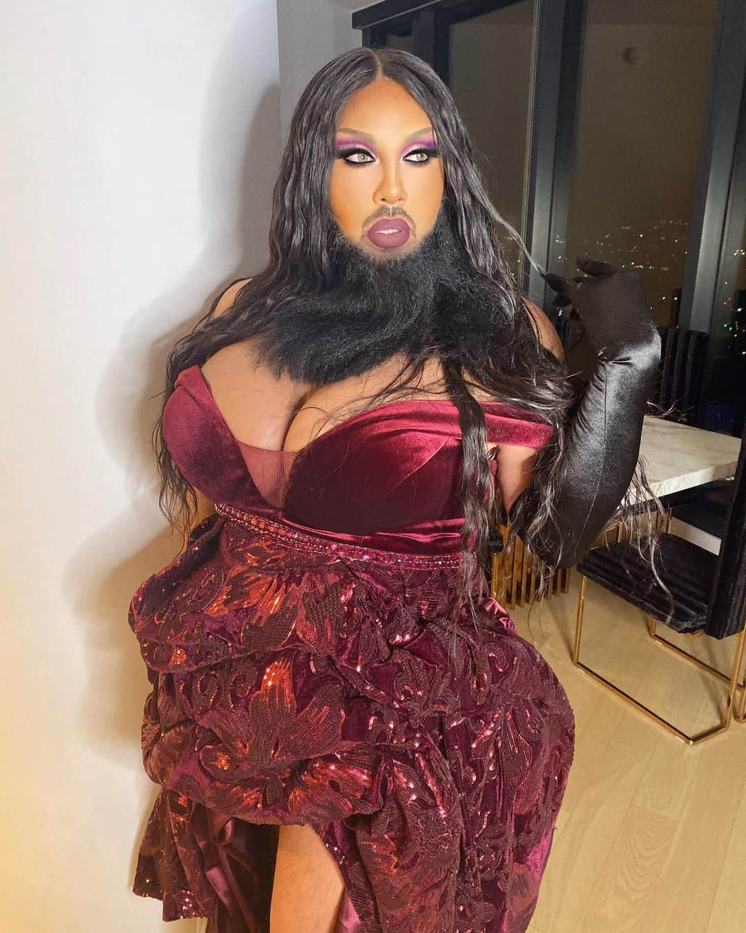 A riel D iazさんのインスタグラム写真 - (A riel D iazInstagram)「Category is: Bearded lady REALNESS!  Had so much fun doing this full drag beat on @mac_daddyy 🥰 prosthetic beard application & hair also by me.」10月29日 4時32分 - theevanitydiary