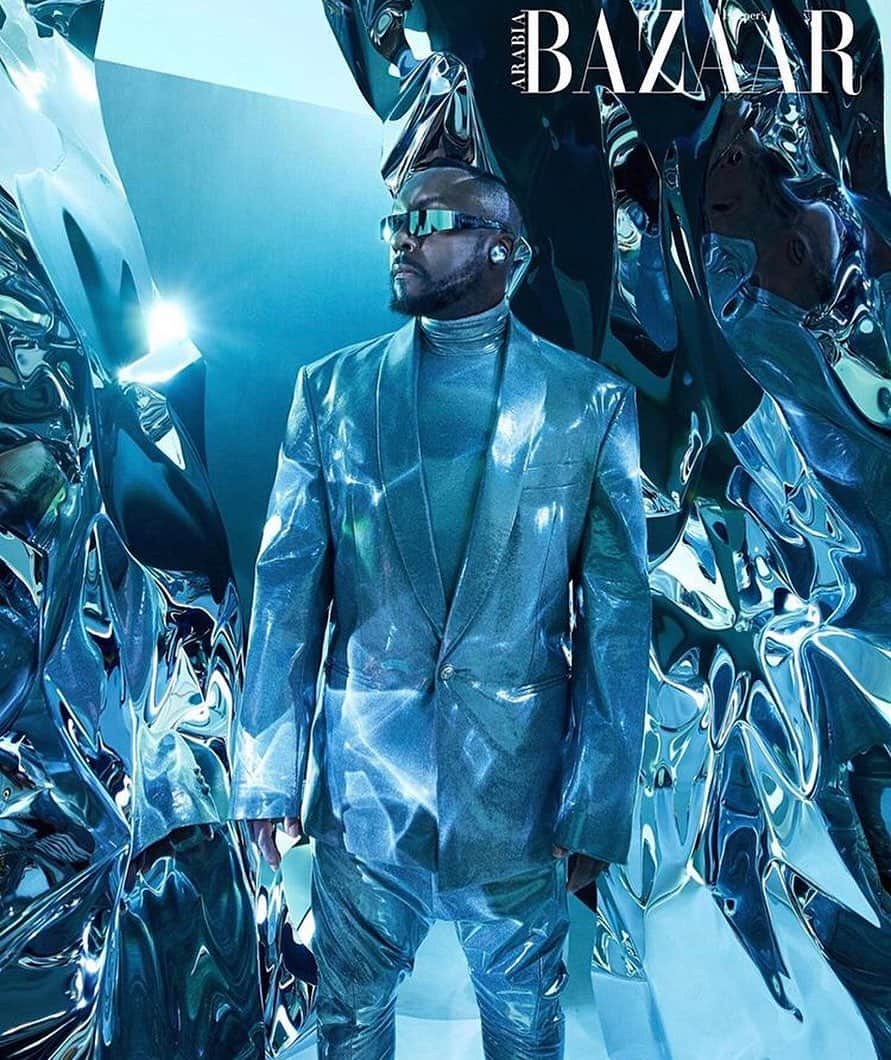 のインスタグラム：「Is it BIZARRE that I’m on the cover of @harpersbazaararabia???」