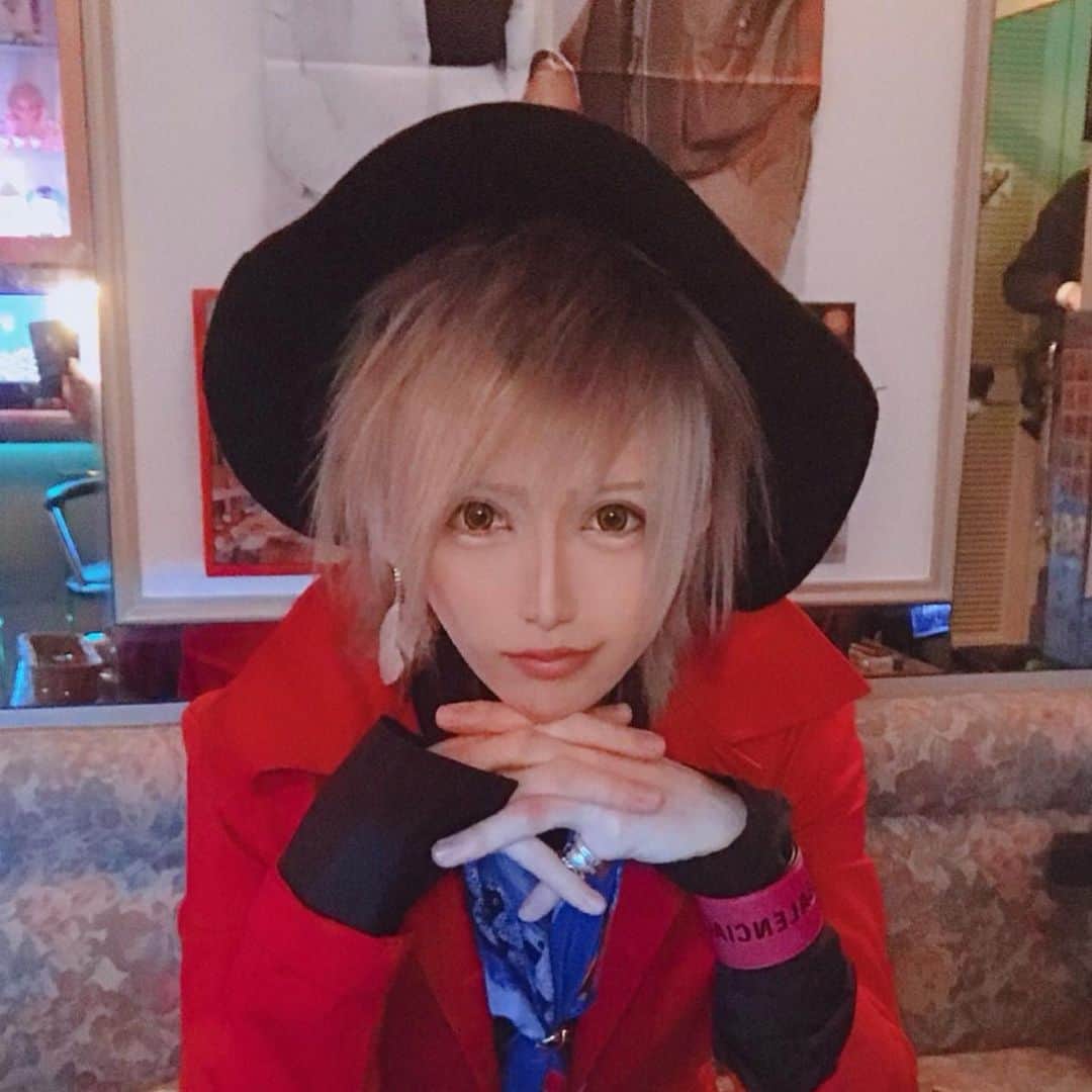 マシロンケーキのインスタグラム：「. コートの季節🧥 秋のファッションって良いよね🥰」
