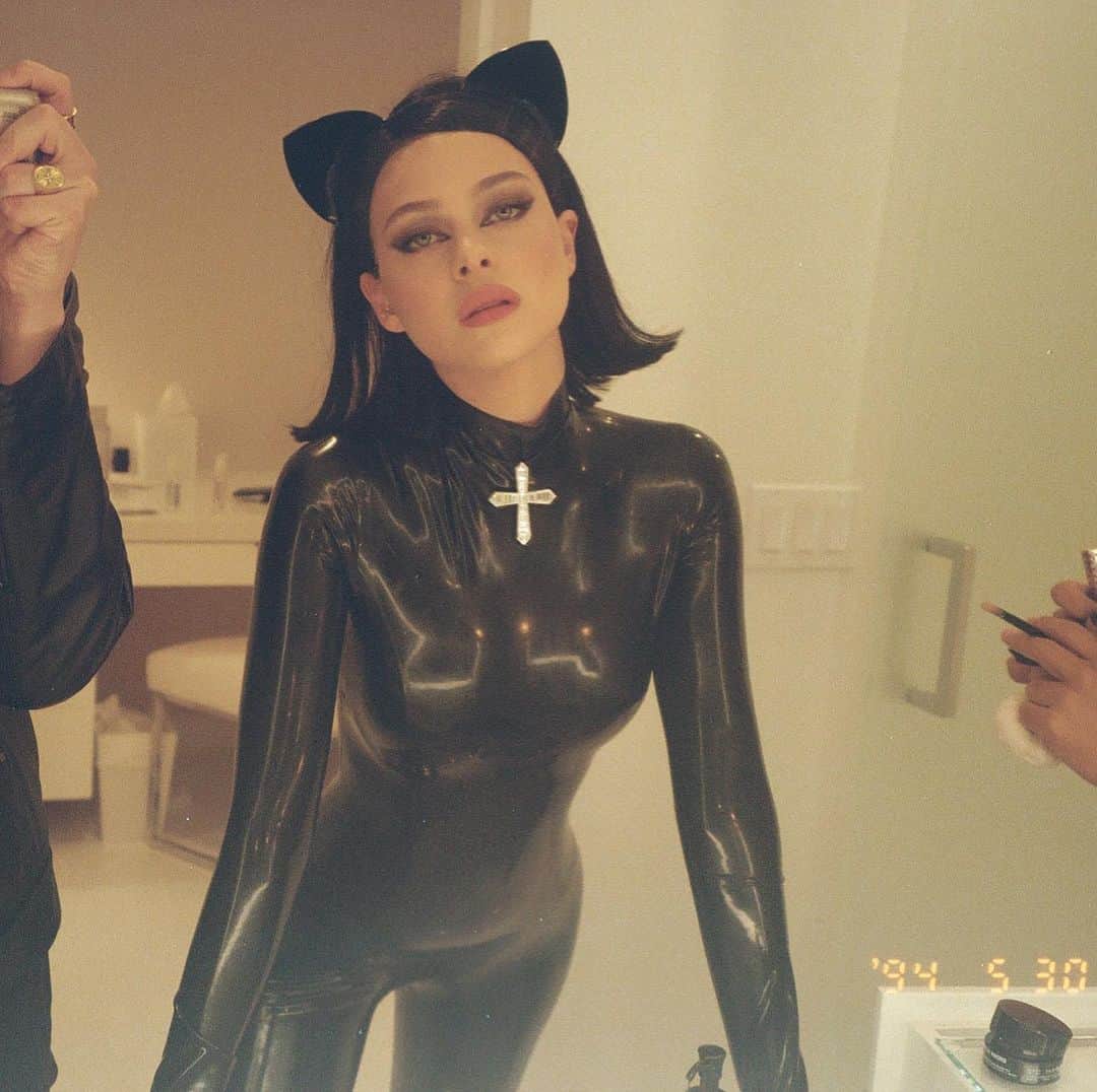 ニコラ・ペルツのインスタグラム：「we might have more fun getting ready」