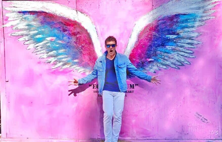 アントニオ・バンデラスさんのインスタグラム写真 - (アントニオ・バンデラスInstagram)「We are all Angels in Los Angeles...or maybe not... ____ 🎨 @colettemillerwings 📷 @nickykim2807  #colettemiler #angelwings #melroseavla #streetart #globalangelwingsproject #LA #LosAngeles」10月29日 5時08分 - antoniobanderas