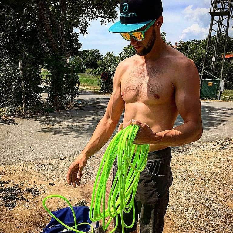 のインスタグラム：「Ticino 2 days story begins with a very hot and sunny weather. First day on "Catwalk" feels good, but far from thinking about the success. Did all the sketchy and physical moves, but can't imagine to put them all together in one push. Second day starts a bit more promising. Some clouds, meaning lower temperatures. First 8a+ pitch feels better than yesterday. Sent it easily, bit still a bit shaky because I didn't know what to expect, specially before next pitch that costed me some nightmares the night before. Went for it 100%, and fell. Checked the moves to the top again and came down to the anchor. I chought a very good flow and confidence on my second go, and suddenly I was at the next anchor. First 8b+ pitch was behind me and I just couldn't wait for the next one (same grede). Didn't feel bad while falling, because I knew the crux is at the beginning and I can try it for as many times as I want. No pressure led my mind into the zone, and pitch was done even before I could blink my eye. Happy face was just another ingredient to be solid on the last hard (8a+) pitch and the route was done. What followed 6b+➡️rappel➡️descent➡️🍻. Props to @davidlama_official for FA and @primcigor for the best company 😎. • @ocun.climbing @scarpaspa @vibram」